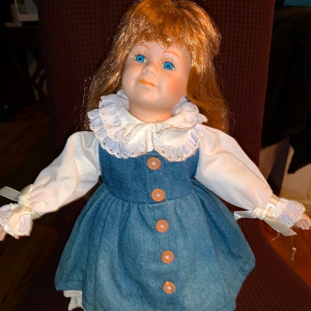 ⭐️ PORCELAIN DOLL⭐️WITH STAND WAS MY GRANDMOTHERS  VINTAGE BEAUTIFUL!!
